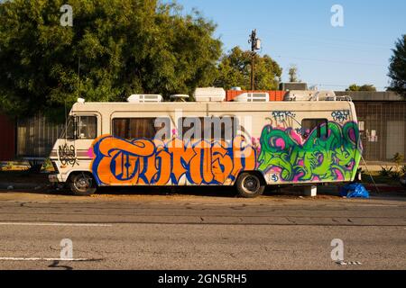 Freizeitfahrzeug mit Graffiti. Los Angeles, Kalifornien, Vereinigte Staaten von Amerika Stockfoto