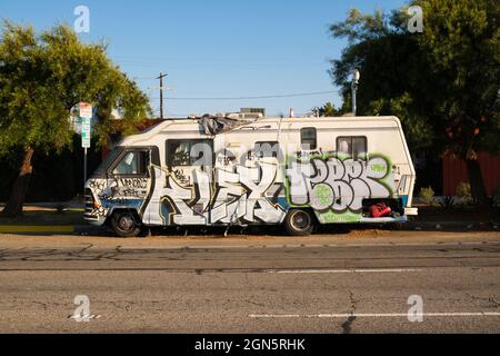 Freizeitfahrzeug mit Graffiti. Los Angeles, Kalifornien, Vereinigte Staaten von Amerika Stockfoto