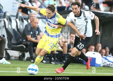 Juventus italienischer Stürmer Federico Chiesa (L) fordert den Ball mit Spezias italienischer Verteidigerin Simone Bastoni während des Fußballspiels der Serie A zwischen Spezia und Juventus im Alberto Picco Stadium, La Spezia, Italien, am 22 2021. September. Stockfoto