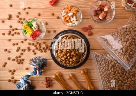 Hintergrund mit verschiedenen Arten von Trockenfutter zur Fütterung des Hundes. Draufsicht. Horizontale Zusammensetzung. Stockfoto
