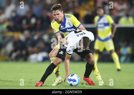 Juventus italienischer Stürmer Federico Chiesa fordert den Ball mit Spezias italienischem Verteidiger Jacopo Sala während des Fußballspiels der Serie A zwischen Spezia und Juventus im Alberto Picco Stadium, La Spezia, Italien, am 22 2021. September. Stockfoto