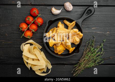 Pasta Pfifferlinge Pilze Zutaten Set, auf schwarzem Holztisch Hintergrund, Draufsicht flach legen Stockfoto