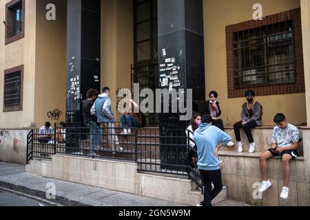 Izmir, Izmir, Türkei. September 2021. Jugendliche sitzen vor einem Gebäude und verbringen gemeinsam Zeit auf der Straße im Stadtteil Alsancak. (Bild: © Uygar Ozel/ZUMA Press Wire) Stockfoto