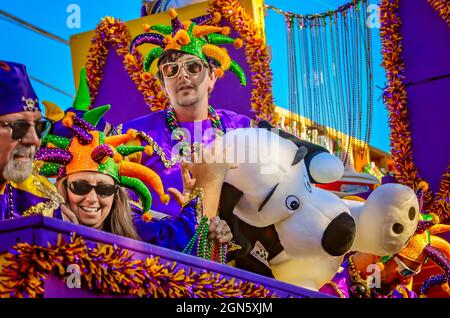 Mardi Gras Nachtschwärmer reiten auf einem Mardi Gras Festwagen während der Joe Cain Day Mardi Gras Parade, 7. Februar 2016, in Mobile, Alabama. Stockfoto