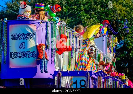 Ein Mann wirft Perlen aus einem Mardi Gras Wagen während der Joe Cain Day Mardi Gras Parade, 7. Februar 2016, in Mobile, Alabama. Stockfoto