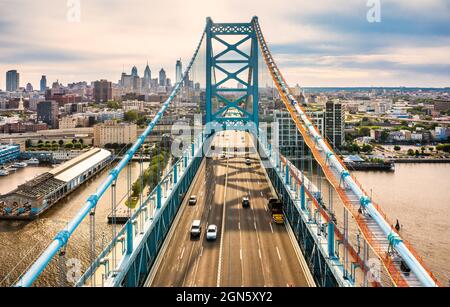 Luftaufnahme der Ben Franklin Bridge und der Skyline von Philadelphia Stockfoto