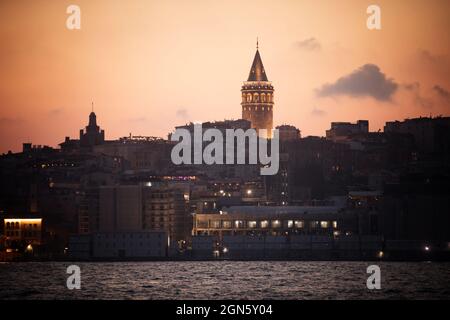 Abendaufnahme mit Blick auf den Galata-Turm, in Istanbul, Türkei. Stockfoto