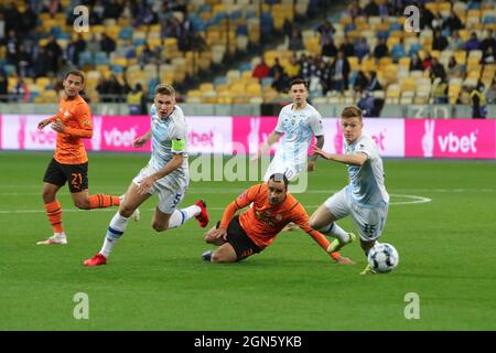 KIEW, UKRAINE - 22. SEPTEMBER 2021 - die Spieler werden während des Supercup-Spiels zwischen dem FC Dynamo Kiew und dem FC Shakhtar Donetsk im NSC Olimpiyskyi, Kiew, der Hauptstadt der Ukraine, gesehen.Quelle: Ukrinform/Alamy Live News Stockfoto