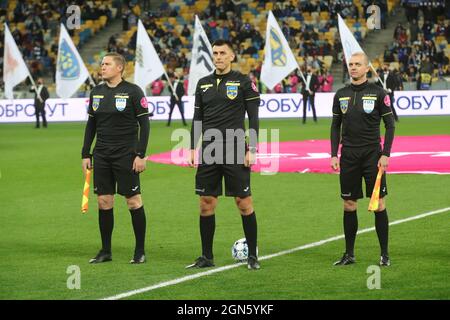 KIEW, UKRAINE - 22. SEPTEMBER 2021 - Schiedsrichter werden vor dem ukrainischen Supercup-Spiel zwischen dem FC Dynamo Kiew und dem FC Shakhtar Donetsk im NSC Olimpiyskyi, Kiew, Hauptstadt der Ukraine, gesehen.Quelle: Ukrinform/Alamy Live News Stockfoto