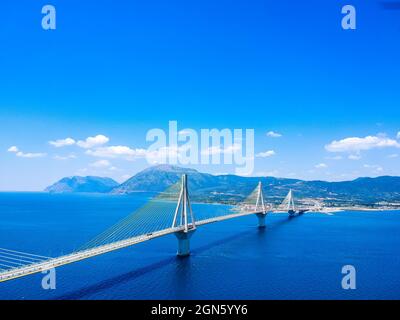 Luftaufnahme der Rio Antirrio oder Charilaos Trikoupis Brücke in der Nähe von Patra City, Griechenland. Stockfoto