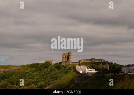Scarbourough Castle ist eine ehemalige mittelalterliche königliche Festung, die auf einem felsigen Vorgebirge mit Blick auf die Nordsee an der englischen Küste liegt. Stockfoto