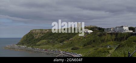 Scarbourough Castle ist eine ehemalige mittelalterliche königliche Festung, die auf einem felsigen Vorgebirge mit Blick auf die Nordsee an der englischen Küste liegt. Stockfoto