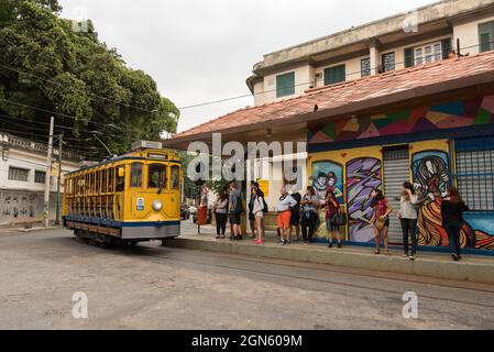 RIO DE JANEIRO, BRASILIEN - 18. JUNI 2016: Die klassische gelbe Straßenbahn von Santa Teresa fährt auf den Straßen. Stockfoto