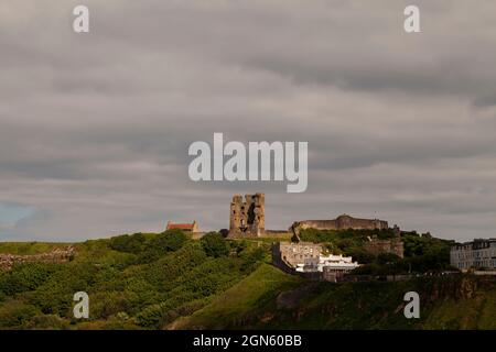 Scarbourough Castle ist eine ehemalige mittelalterliche königliche Festung, die auf einem felsigen Vorgebirge mit Blick auf die Nordsee an der englischen Küste liegt. Stockfoto
