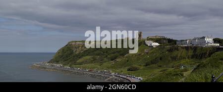 Scarbourough Castle ist eine ehemalige mittelalterliche königliche Festung, die auf einem felsigen Vorgebirge mit Blick auf die Nordsee an der englischen Küste liegt. Stockfoto