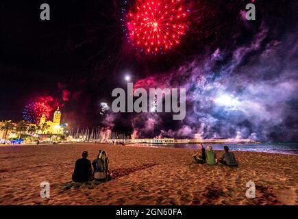 Sitges, Spanien. September 2021. Die Zuschauer versammeln sich am Strand, um dem traditionellen Feuerwerk in der Kirche San Bartolomeu während der kleinen Festa Major in Sitges, Santa Tecla, zu folgen. Die diesjährige 'Corona Edition' nahm eine sehr reduzierte Form an und ließ den Strand fast leer. Quelle: Matthias Oesterle/Alamy Live News Stockfoto