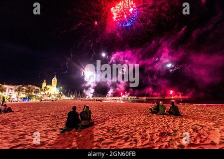 Sitges, Spanien. September 2021. Die Zuschauer versammeln sich am Strand, um dem traditionellen Feuerwerk in der Kirche San Bartolomeu während der kleinen Festa Major in Sitges, Santa Tecla, zu folgen. Die diesjährige 'Corona Edition' nahm eine sehr reduzierte Form an und ließ den Strand fast leer. Quelle: Matthias Oesterle/Alamy Live News Stockfoto