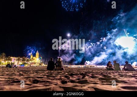 Sitges, Spanien. September 2021. Die Zuschauer versammeln sich am Strand, um dem traditionellen Feuerwerk in der Kirche San Bartolomeu während der kleinen Festa Major in Sitges, Santa Tecla, zu folgen. Die diesjährige 'Corona Edition' nahm eine sehr reduzierte Form an und ließ den Strand fast leer. Quelle: Matthias Oesterle/Alamy Live News Stockfoto