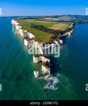Sonnenaufgang fängt Old Harry Rocks entlang der Jurassic Coast. Dorset. Luftdrohnenbild. Stockfoto