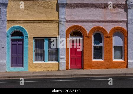 Bunt bemalte Gebäude an der Main Street in Pomeroy, Washington State, USA [Keine Eigentumsfreigabe; nur redaktionelle Lizenzierung] Stockfoto