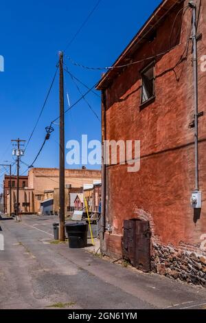 Altes Ziegelgebäude an einer Gasse in Pomeroy, Washington State, USA [Keine Eigentumsfreigabe; nur redaktionelle Lizenzierung] Stockfoto