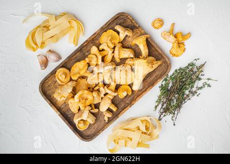 Pasta Pfifferlinge Pilze Zutaten Set, auf weißem Stein Tisch Hintergrund, Draufsicht flach legen Stockfoto