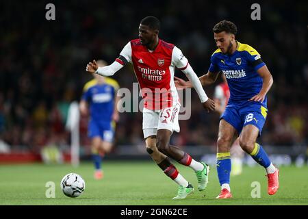 London, Großbritannien. September 2021. Ainsley Maitland-Niles #15 von Arsenal hält eine Herausforderung von Nesta Guinness-Walker #18 von AFC Wimbledon in London, Großbritannien am 9/22/2021 ab. (Foto von Arron Gent/News Images/Sipa USA) Quelle: SIPA USA/Alamy Live News Stockfoto