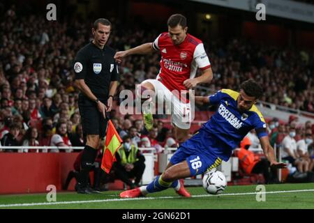 London, Großbritannien. September 2021. Nesta Guinness-Walker #18 von AFC Wimbledon greift am 9/22/2021 Cedric Soares #17 von Arsenal in London, Großbritannien, an. (Foto von Arron Gent/News Images/Sipa USA) Quelle: SIPA USA/Alamy Live News Stockfoto