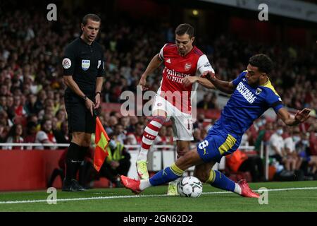 London, Großbritannien. September 2021. Nesta Guinness-Walker #18 von AFC Wimbledon greift am 9/22/2021 Cedric Soares #17 von Arsenal in London, Großbritannien, an. (Foto von Arron Gent/News Images/Sipa USA) Quelle: SIPA USA/Alamy Live News Stockfoto