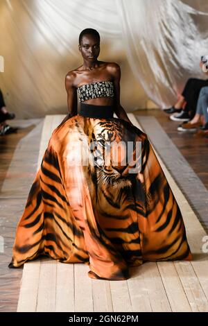 Mailand, Italien. September 2021. ROBERTO CAVALLI SS22 Runway während der Milan Fashion Week am 2021. September - Mailand, Italien. 22/09/2021 Credit: dpa/Alamy Live News Stockfoto