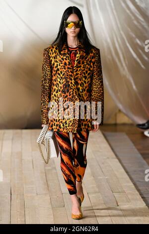 Mailand, Italien. September 2021. ROBERTO CAVALLI SS22 Runway während der Milan Fashion Week am 2021. September - Mailand, Italien. 22/09/2021 Credit: dpa/Alamy Live News Stockfoto