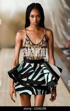 Mailand, Italien. September 2021. ROBERTO CAVALLI SS22 Runway während der Milan Fashion Week am 2021. September - Mailand, Italien. 22/09/2021 Credit: dpa/Alamy Live News Stockfoto