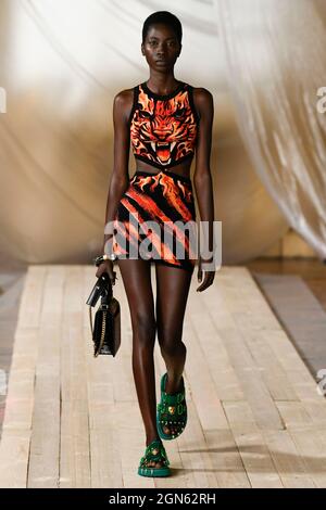 Mailand, Italien. September 2021. ROBERTO CAVALLI SS22 Runway während der Milan Fashion Week am 2021. September - Mailand, Italien. 22/09/2021 Credit: dpa/Alamy Live News Stockfoto