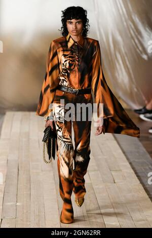 Mailand, Italien. September 2021. ROBERTO CAVALLI SS22 Runway während der Milan Fashion Week am 2021. September - Mailand, Italien. 22/09/2021 Credit: dpa/Alamy Live News Stockfoto