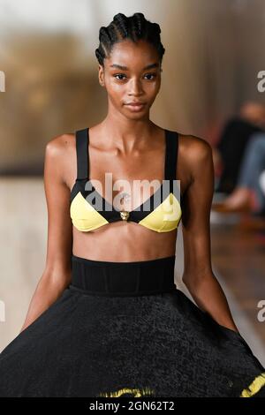 Mailand, Italien. September 2021. ROBERTO CAVALLI SS22 Runway während der Milan Fashion Week am 2021. September - Mailand, Italien. 22/09/2021 Credit: dpa/Alamy Live News Stockfoto