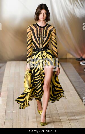 Mailand, Italien. September 2021. ROBERTO CAVALLI SS22 Runway während der Milan Fashion Week am 2021. September - Mailand, Italien. 22/09/2021 Credit: dpa/Alamy Live News Stockfoto