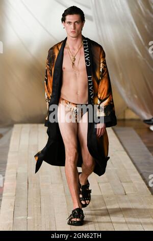 Mailand, Italien. September 2021. ROBERTO CAVALLI SS22 Runway während der Milan Fashion Week am 2021. September - Mailand, Italien. 22/09/2021 Credit: dpa/Alamy Live News Stockfoto