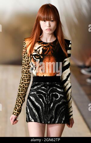 Mailand, Italien. September 2021. ROBERTO CAVALLI SS22 Runway während der Milan Fashion Week am 2021. September - Mailand, Italien. 22/09/2021 Credit: dpa/Alamy Live News Stockfoto