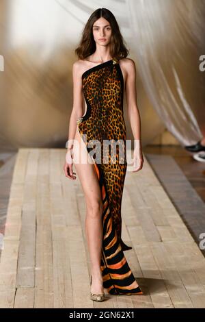 Mailand, Italien. September 2021. ROBERTO CAVALLI SS22 Runway während der Milan Fashion Week am 2021. September - Mailand, Italien. 22/09/2021 Credit: dpa/Alamy Live News Stockfoto