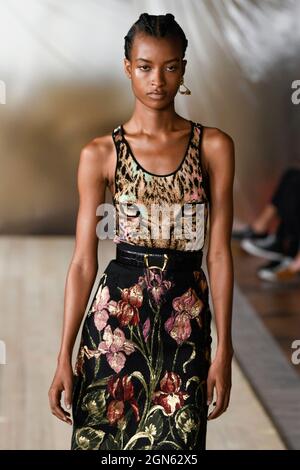 Mailand, Italien. September 2021. ROBERTO CAVALLI SS22 Runway während der Milan Fashion Week am 2021. September - Mailand, Italien. 22/09/2021 Credit: dpa/Alamy Live News Stockfoto