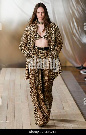 Mailand, Italien. September 2021. ROBERTO CAVALLI SS22 Runway während der Milan Fashion Week am 2021. September - Mailand, Italien. 22/09/2021 Credit: dpa/Alamy Live News Stockfoto
