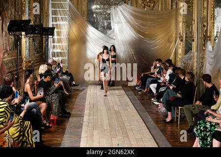 Mailand, Italien. September 2021. ROBERTO CAVALLI SS22 Runway während der Milan Fashion Week am 2021. September - Mailand, Italien. 22/09/2021 Credit: dpa/Alamy Live News Stockfoto