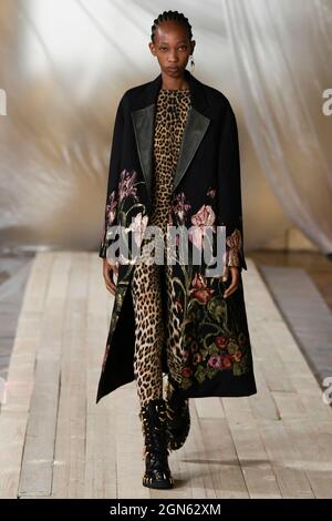 Mailand, Italien. September 2021. ROBERTO CAVALLI SS22 Runway während der Milan Fashion Week am 2021. September - Mailand, Italien. 22/09/2021 Credit: dpa/Alamy Live News Stockfoto