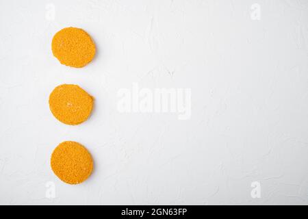 Rohes Lachs-Burger-Patties-Set, auf weißem Steintisch-Hintergrund, Draufsicht flach liegend, mit Platz für Text Stockfoto