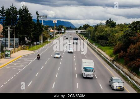 nördliche Autobahn am Stadtrand von Bogotá in der Gemeinde Chía Cundinamraca Stockfoto