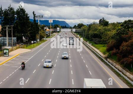 nördliche Autobahn am Stadtrand von Bogotá in der Gemeinde Chía Cundinamraca Stockfoto