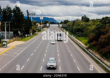 nördliche Autobahn am Stadtrand von Bogotá in der Gemeinde Chía Cundinamraca Stockfoto