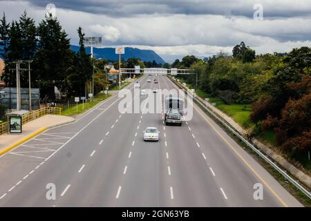 nördliche Autobahn am Stadtrand von Bogotá in der Gemeinde Chía Cundinamraca Stockfoto