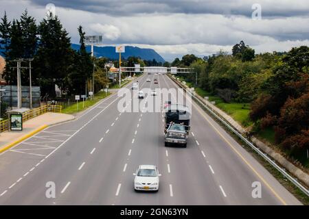 nördliche Autobahn am Stadtrand von Bogotá in der Gemeinde Chía Cundinamraca Stockfoto