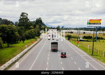 nördliche Autobahn am Stadtrand von Bogotá in der Gemeinde Chía Cundinamraca Stockfoto